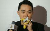 Justin Sun ha mangiato la banana di Cattelan, l'ha pagata 6,2 milioni