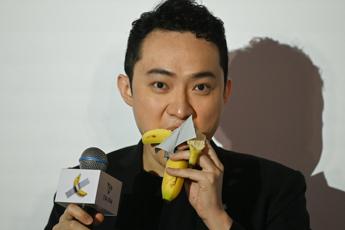 Justin Sun ha mangiato la banana di Cattelan, l'ha pagata 6,2 milioni