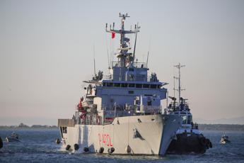 Migranti Albania, nave Libra arrivata al porto di Shengjin