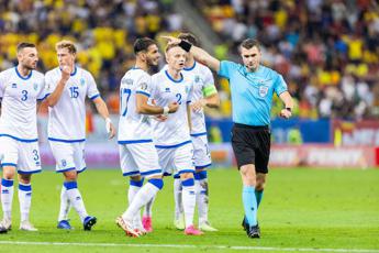 Polemiche in Romania-Kosovo: cori pro Serbia, i calciatori ospiti lasciano il campo - Video