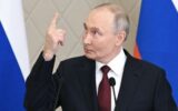 Putin, show tra minacce a Ucraina e messaggi a Trump: "Troverà soluzione"