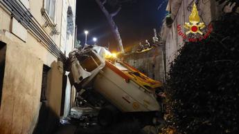 Roma, camion rifiuti si schianta contro muro palazzina: gravi autista e un'inquilina