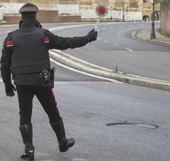 Roma, minorenni fuggono all'alt e si schiantano contro auto in sosta