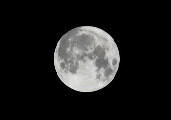 Stasera l'ultima Superluna del 2024, cos'è e come vederla