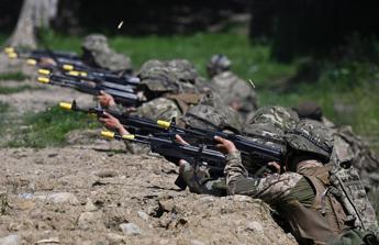 Ucraina, Scholz a sorpresa a Kiev: "650 milioni di euro di nuovi aiuti militari"