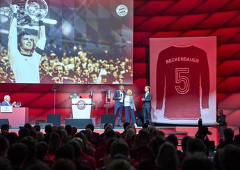 Bayern Monaco ritira maglia numero 5, l'omaggio al 'Kaiser' Beckenbauer