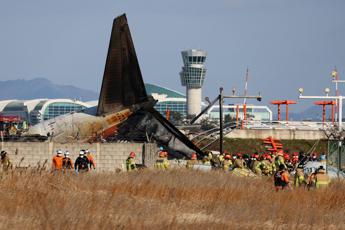 Corea del Sud, aereo con 181 persone a bordo si schianta in atterraggio