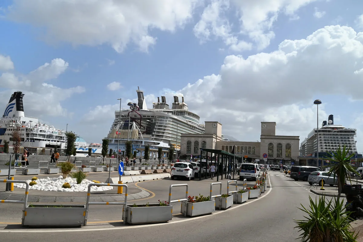 Molo Angioino e la Stazione Marittima