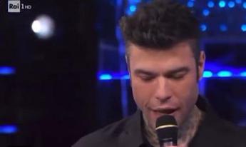 Fedez, la mamma tranquillizza i fan: "Malore? Niente di grave"