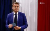 Francia, dal governo di coalizione al tecnico: cosa farà Macron se Barnier cade?