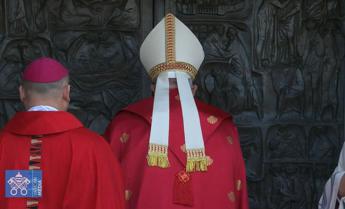 Giubileo, Papa apre Porta Santa nel carcere di Rebibbia: "La speranza non delude"