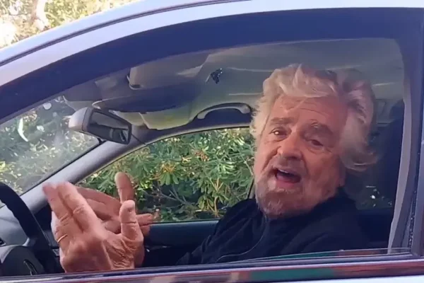 M5S, Grillo parla da carro funebre: "In 3 anni smarriti tutti i valori" - Video