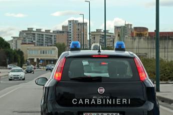 Napoli, due giovani accerchiati e accoltellati all'uscita della stazione