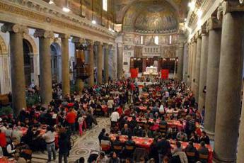 Natale, 400 persone in basilica di Santa Maria in Trastevere per pranzo di Sant'Egidio