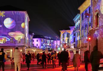 Natale, la storia segreta delle luminarie: tutte le curiosità sulla tradizione che illumina le città