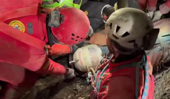 Ottavia Piana è salva, fuori dalla grotta la speleologa rimasta intrappolata - Video