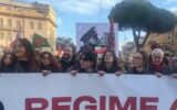 "Siamo 50.000", a Roma il corteo contro il ddl sicurezza. Manifesto con bacio Meloni-Mussolini