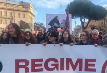 "Siamo 50.000", a Roma il corteo contro il ddl sicurezza. Manifesto con bacio Meloni-Mussolini