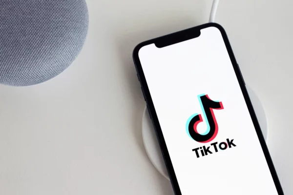 La decisione del governo albanese: TikTok bloccato per un anno