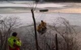 Cade nel lago ghiacciato per soccorrere il cane: salvati dai vigili del fuoco - Video