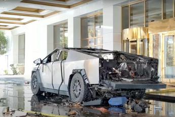 Esplosione Cybertruck Tesla a Las Vegas, Fbi: "Caso di suicidio"