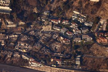 Incendi a Los Angeles, anche le star perdono casa. Jennifer Garner: "Morta una mia amica"