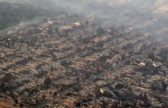 Incendio Los Angeles, la devastazione ripresa dal drone - Video