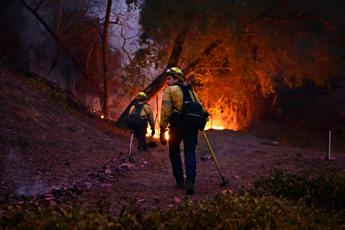 Los Angeles, incognita vento e sciacalli in azione. 16 morti negli incendi