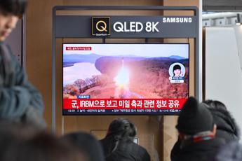 Nordcorea, Kim annuncia: "Testato nuovo missile balistico ipersonico"