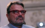 Oliviero Toscani, condizioni gravi ma stabili: prognosi resta riservata