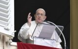 Papa Francesco cade a Santa Marta, contusione all'avambraccio destro