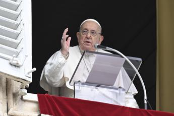 Papa Francesco cade a Santa Marta, contusione all'avambraccio destro